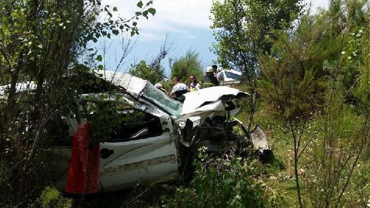 5 kişilik hafif ticari araç şarampole yuvarlandı: 2 ölü, 13 yaralı