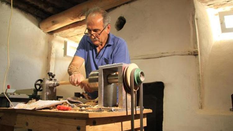 40 yıllık torna ustası enstrümana şekil veriyor