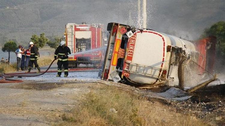 Metanol yüklü tanker devrilip alev aldı