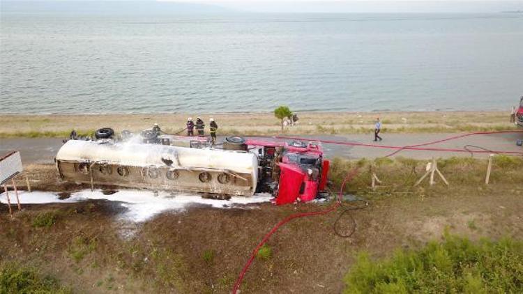 Metanol yüklü tanker devrilip alev aldı, sürücü yaralandı