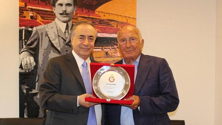 Galatasaray Başkanı Cengizden Ergun Gürsoya plaket