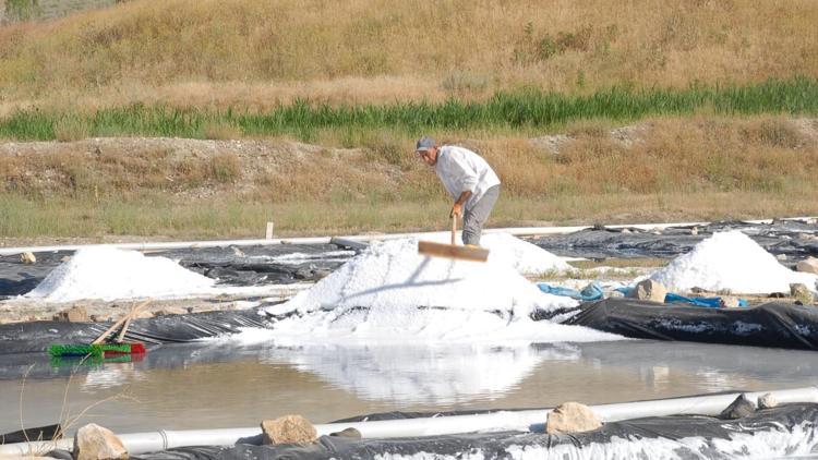 Aktuzlada günde 120 ton tuz üretiliyor