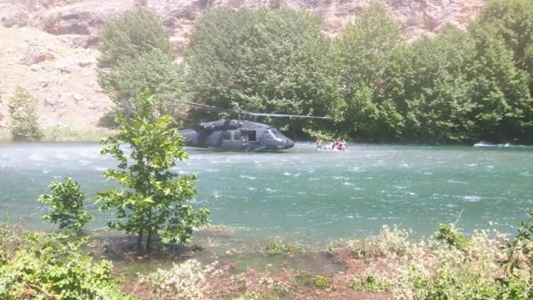 Dicle Nehrinde mahsur kalan 12 kişi askeri helikopterle kurtarıldı