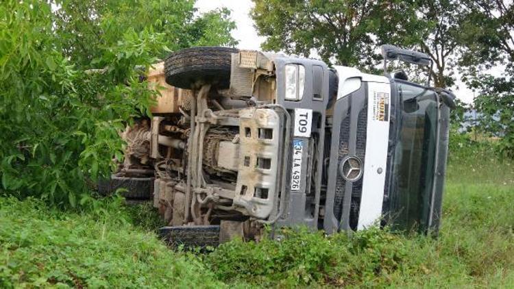 Virajı alamayan tanker boş araziye devrildi: 1 yaralı