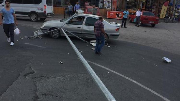 Aydınlatma direği otomobilin üzerine devrildi