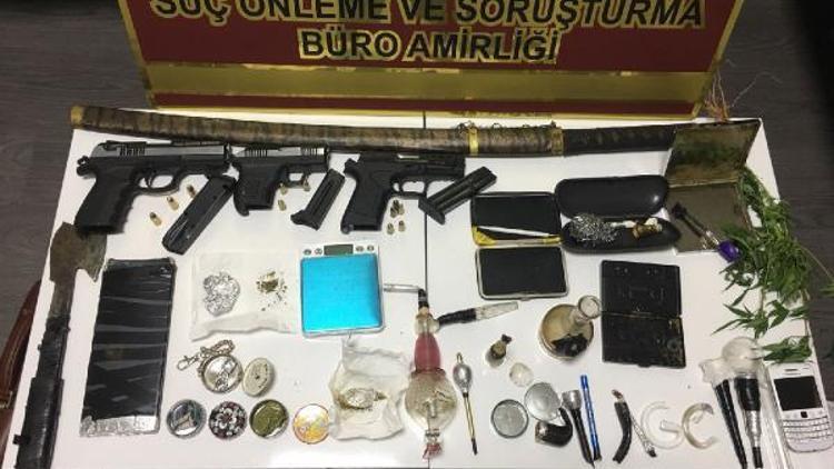 İş yerinden tabancalar, kılıç ve uyuşturucu çıktı: 4 gözaltı