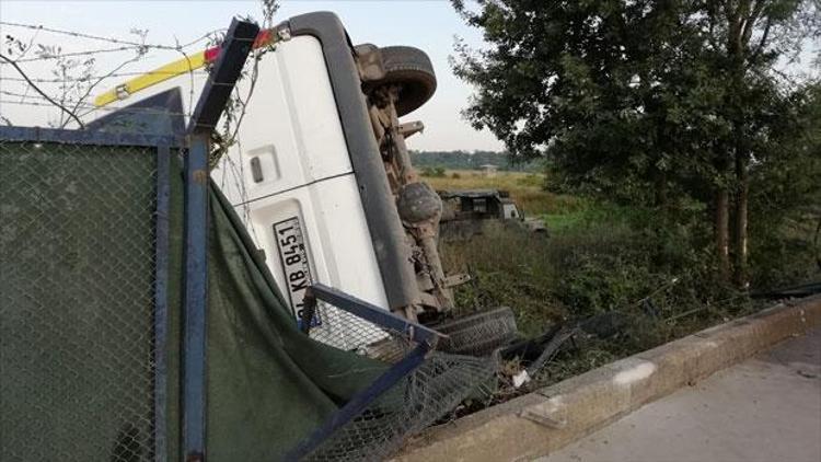 Minibüs askeriyenin bahçesine girdi: 2 yaralı