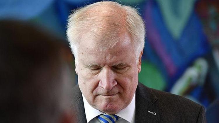 Almanya’da İçişleri Bakanı Seehofer’e istifa çağrısı