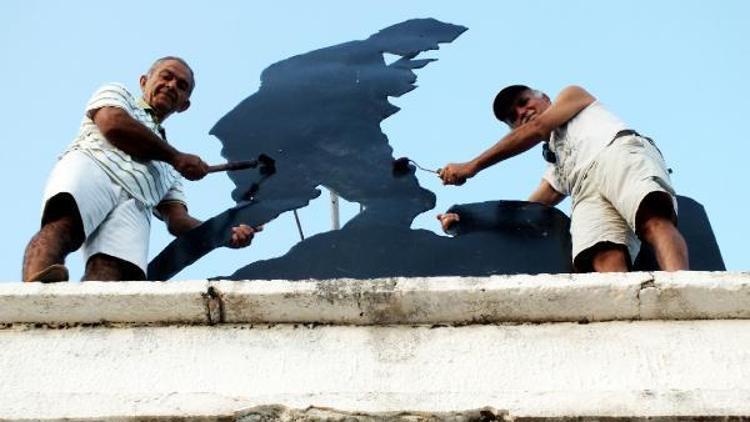 Emekliler Atatürk heykelini boyadı