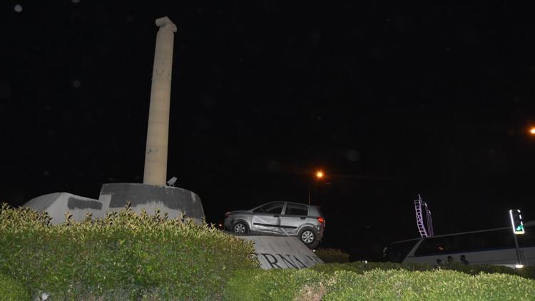 Kontrolden çıkan araç Smyrna Anıtının tepesine çıktı