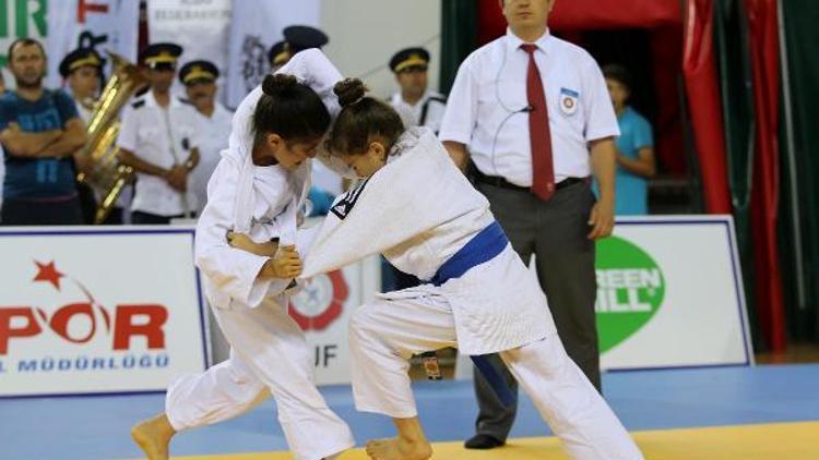 Karşıyakada minikler judo şampiyonası