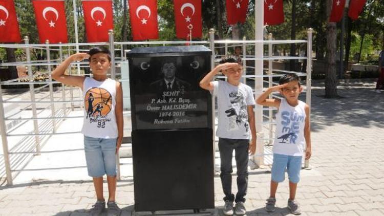 Şehit Astsubay Ömer Halisdemirin mezarına ziyaretçi akını
