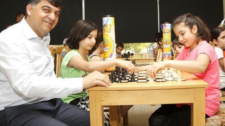 Başkan Fadıloğlundan öğrencilere satranç takımı
