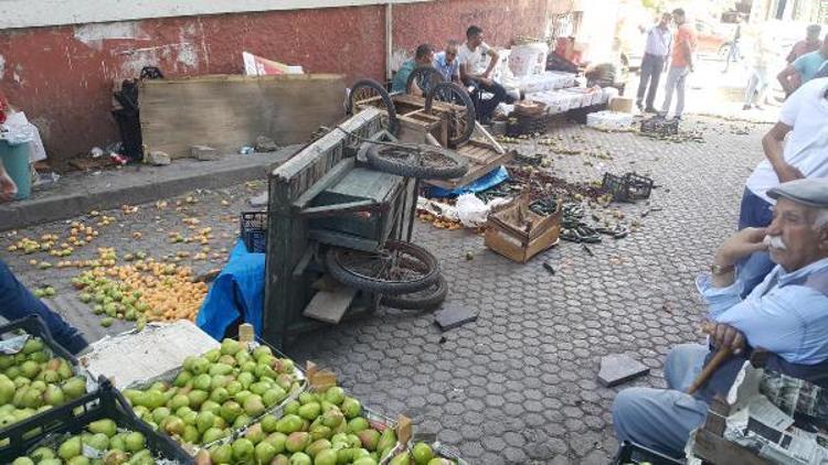 Zabıta ile tartışan seyyar satıcılar, organik ürünleri sokağa döktü