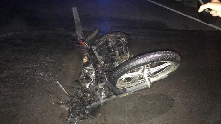 İki motosiklet kafa kafaya çarpıştı: 2si yanarak 3 kişi öldü, 1 yaralandı
