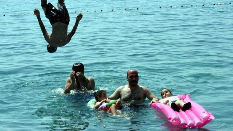 Van Gölünün mavi bayraklı plajına tatilci akını