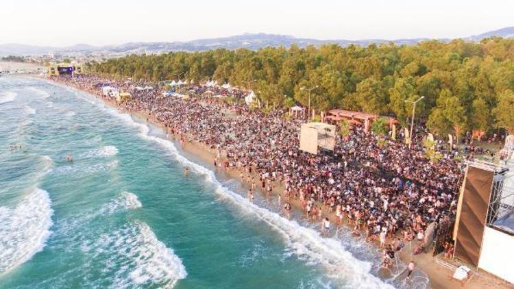 Kuşadası Gençlik Festivalinde Duman ve Pentagram rüzgarı