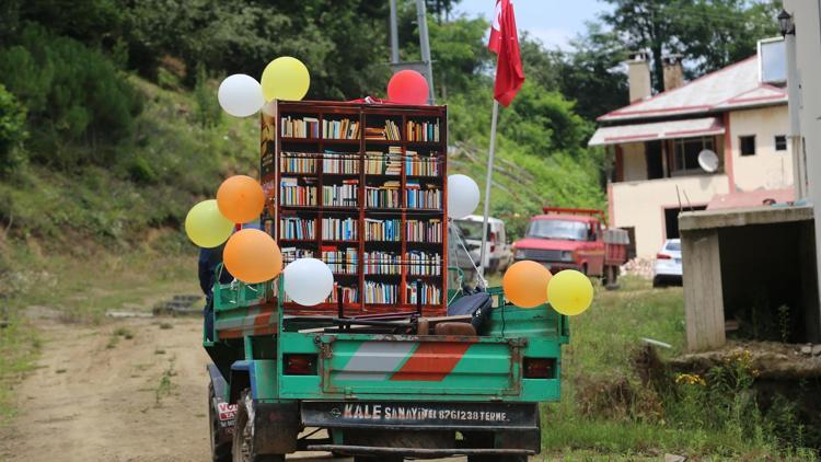 ‘Pat pat’ ile köy çocuklarına kitap taşıyorlar