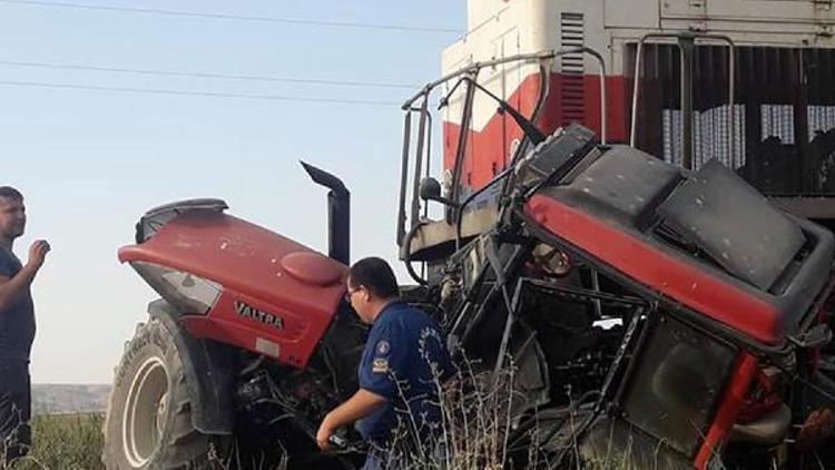 Trenin çarptığı traktörün sürücüsü öldü