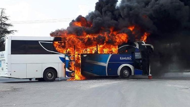 Balıkesirde seyir halindeki yolcu otobüsü yandı