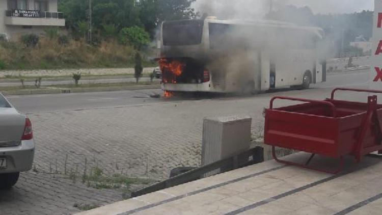 Sinopta hareket halindeki tur otobüsü yandı