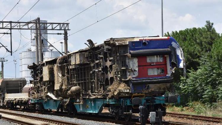 Tren kazasında raydan çıkıp devrilen vagonlar kaldırıldı