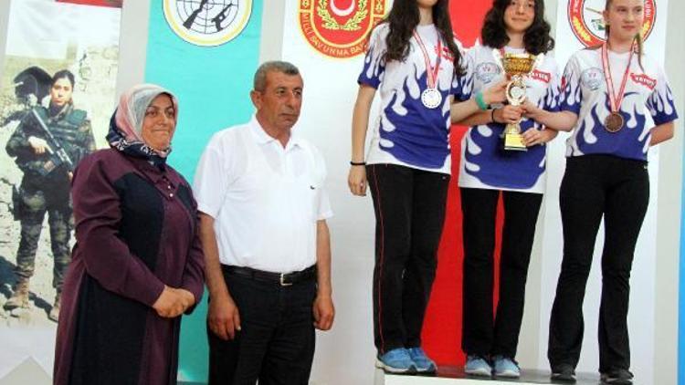 15 Temmuz Şehit kadın komiserleri adına havalı tabanca yarışması düzenlendi