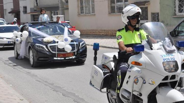 Valinin makam aracı, şehit polisin çocuğu için sünnet arabası oldu