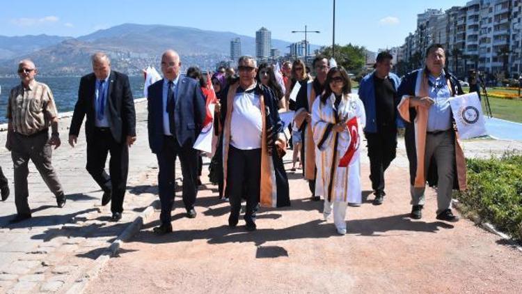 İzmir Demokrasi Üniversitesinden 15 Temmuz yürüyüşü