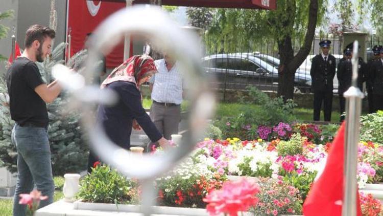 Kayseri protokolü, 15 Temmuzda şehitliği ziyaret etti