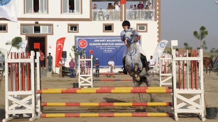 15 Temmuz Şehitleri anısına Ulusal Engel Atlama yarışması düzenlendi