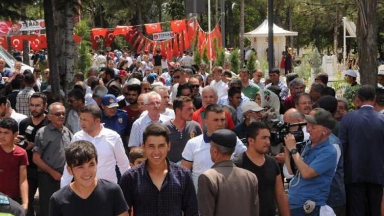 Şehit Ömer Halisdemir’in kabrine ziyaretçi akını