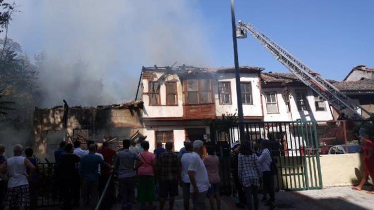 Antalyada metruk evde çıkan yangın 2 eve sıçradı