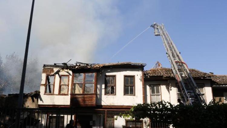Antalyada metruk evde çıkan yangın 2 eve sıçradı (2) - Yeniden