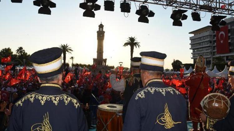 İzmir’de şehitler için anma etkinliği düzenlendi