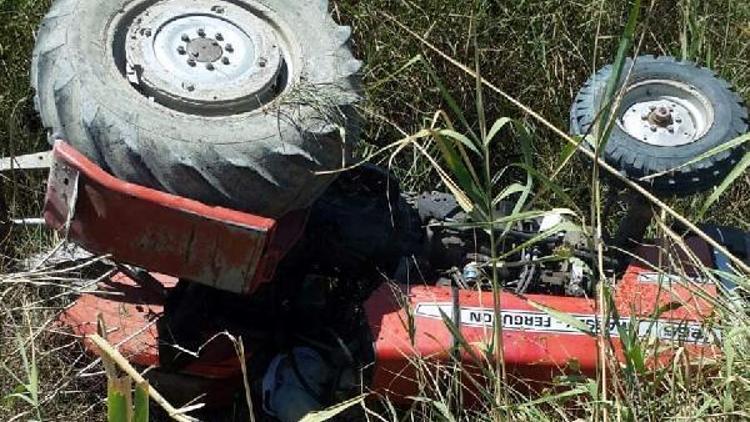 Kanala devrilen traktörün sürücüsü öldü