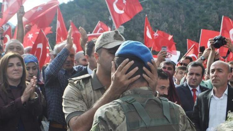 Kürtünde, 2 PKKlı teröristi öldüren askerlere coşkulu karşılama/Ek fotoğraf