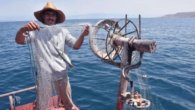 Yasak bitti, balıkçılar Van Gölüne ağlarını attı