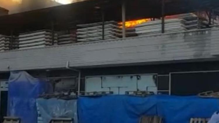 Sakaryada fabrikanın çatısı ve deposu yandı