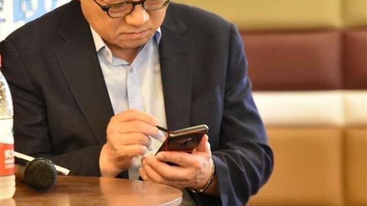 Samsung CEO’su Galaxy Note 9 ile görüntülendi