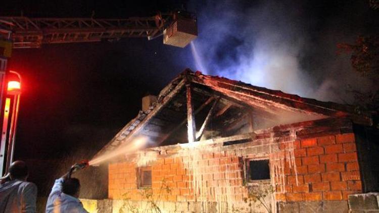 Garajda çıkan yangın, 2 katlı evi kül etti