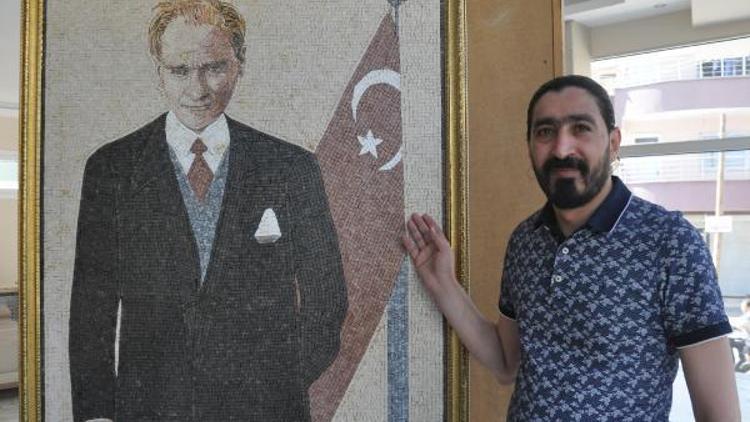 Suriyeli ressam 40 bin mozaik taşıyla Atatürk’ün portresini resmetti