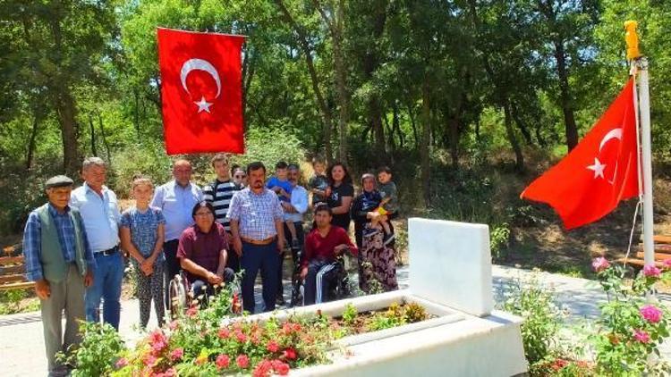 Engelli öğrenciler, Bigadiçli şehidin ailesini ve mezarını ziyaret etti