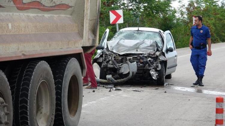 Otomobil hafriyat kamyonuna çarptı: 1 ölü, 1 yaralı