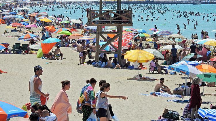 Çeşme plajlarında adım atacak yer kalmadı