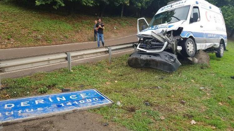 Bariyeri aşan ambulans ilçe tabelasına çarptı: 3 yaralı