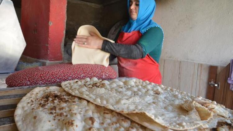 Yüksekovada kadınların pişirdiği lavaş ekmeğe rağbet