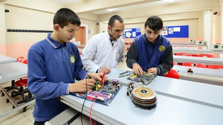 MEBden meslek lisesi mezun raporu: Yüzde 7’si alanı dışında lisans eğitimi alıyor