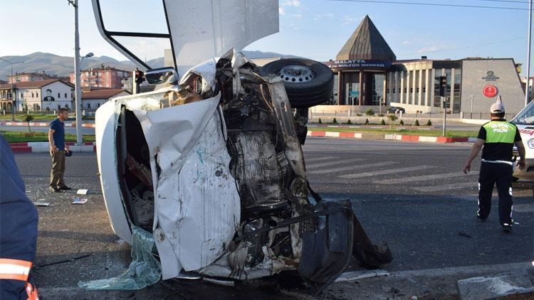 İşçileri taşıyan minibüs kaza yaptı: 12 yaralı