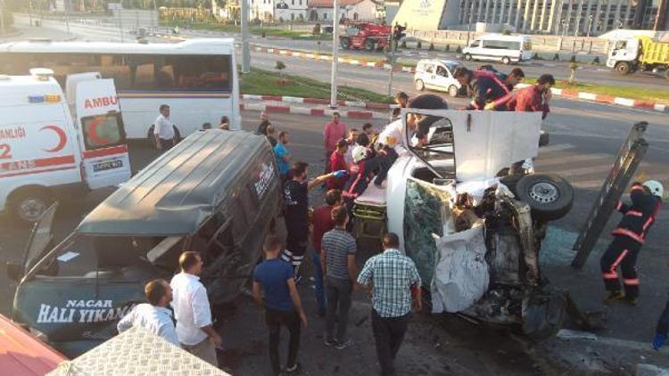 Malatyada 2 minibüs çarpıştı: 12 yaralı